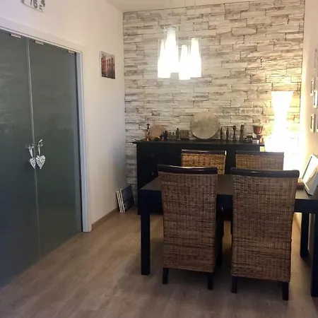 Apartmán Cozy, Beautiful View - 1 Stop By Train To Old Town *